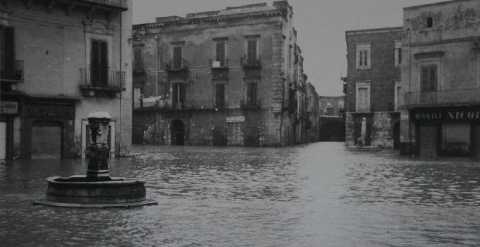 Piazze sommerse, strade distrutte: la storia delle alluvioni che colpirono Bari negli anni 50